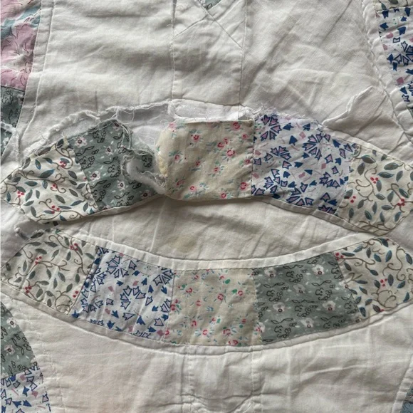 80x80 Gorgeous Vintage Double Wedding Ring Quilt - Needs Repair/Has a Few Stains - Picture 4 of 8